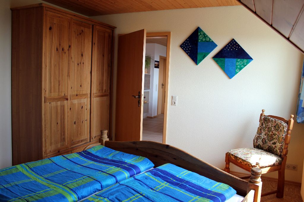 Schlafzimmer mit Schrank