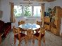 Wohnzimmer mit Esstisch und Ausblick