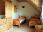 2. Schlafzimmer mit Betten und Schrank.