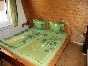 Schlafzimmer mit Doppelbett.