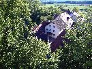Der Blick hinunter von der Ruine Homburg auf unser Wohnhaus (mittig) und die Ferienwohnungen (links)