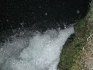 Wassermassen des Rheinfalls auf dem Weg hinunter
